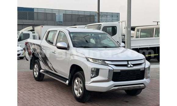 Sayi Imported Mitsubishi L200 White Mota in Import - Dubai a Ashanti