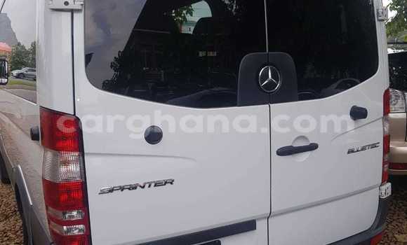 Ra Àlòkù Mercedes‒Benz 600 funfun Ọkọ̀ in Sekondi–Takoradi Metropolitan ni Oorun