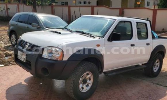 Ra Àlòkù Nissan Hardbody funfun Ọkọ̀ in Accra ni Greater Accra