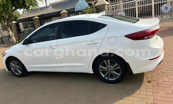 Ra Àlòkù Hyundai Elantra funfun Ọkọ̀ in Accra ni Greater Accra Ra Àlòkù Hyundai Elantra funfun Ọkọ̀ in Accra ni Greater Accra
