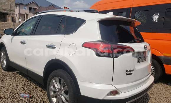 Ra Àlòkù Toyota RAV4 funfun Ọkọ̀ in Accra ni Greater Accra Ra Àlòkù Toyota RAV4 funfun Ọkọ̀ in Accra ni Greater Accra