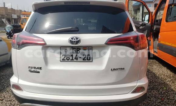 Ra Àlòkù Toyota RAV4 funfun Ọkọ̀ in Accra ni Greater Accra Ra Àlòkù Toyota RAV4 funfun Ọkọ̀ in Accra ni Greater Accra