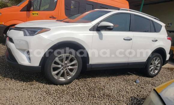 Ra Àlòkù Toyota RAV4 funfun Ọkọ̀ in Accra ni Greater Accra Ra Àlòkù Toyota RAV4 funfun Ọkọ̀ in Accra ni Greater Accra
