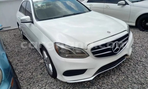 Ra Àlòkù Mercedes‒Benz E–Class funfun Ọkọ̀ in Accra ni Greater Accra