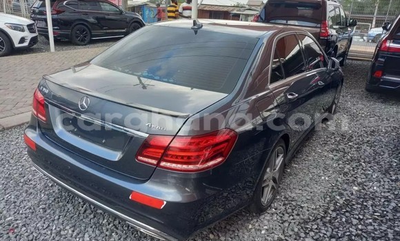 Ra Àlòkù Mercedes‒Benz E–Class Blue Ọkọ̀ in Accra ni Greater Accra Ra Àlòkù Mercedes‒Benz E–Class Blue Ọkọ̀ in Accra ni Greater Accra