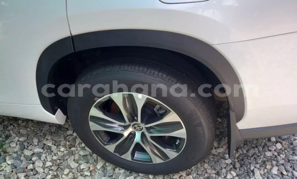 Ra Àlòkù Toyota Highlander funfun Ọkọ̀ in Accra ni Greater Accra Ra Àlòkù Toyota Highlander funfun Ọkọ̀ in Accra ni Greater Accra
