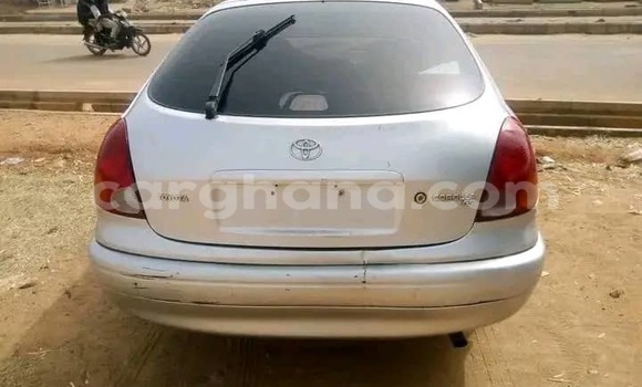 Ra Àlòkù Toyota Corolla funfun Ọkọ̀ in Iwọn didun ni Oorun