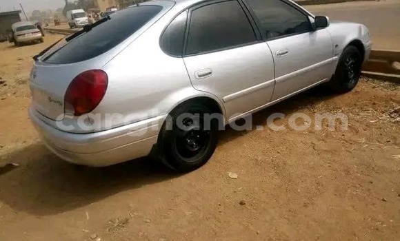 Ra Àlòkù Toyota Corolla funfun Ọkọ̀ in Iwọn didun ni Oorun Ra Àlòkù Toyota Corolla funfun Ọkọ̀ in Iwọn didun ni Oorun