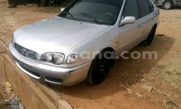 Ra Àlòkù Toyota Corolla funfun Ọkọ̀ in Iwọn didun ni Oorun Ra Àlòkù Toyota Corolla funfun Ọkọ̀ in Iwọn didun ni Oorun
