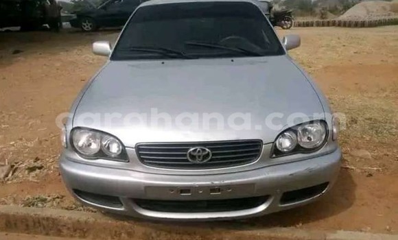 Ra Àlòkù Toyota Corolla funfun Ọkọ̀ in Iwọn didun ni Oorun Ra Àlòkù Toyota Corolla funfun Ọkọ̀ in Iwọn didun ni Oorun