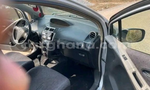 Sayi Na hannu Toyota Vitz White Mota in Accra a Greater Accra Sayi Na hannu Toyota Vitz White Mota in Accra a Greater Accra