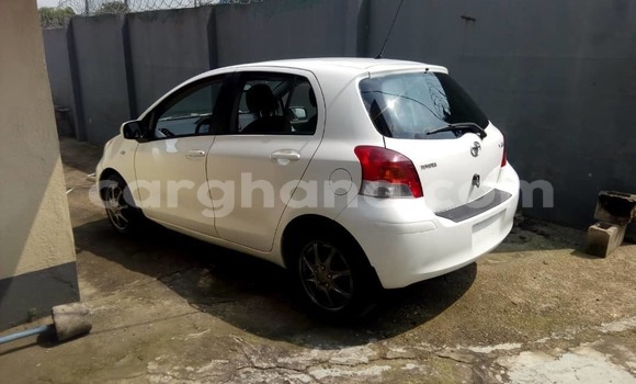 Sayi Na hannu Toyota Yaris White Mota in Takoradi a Yamma