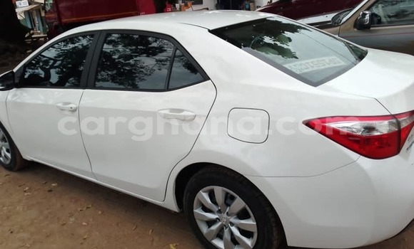 Sayi Na hannu Toyota Corolla White Mota in Accra a Greater Accra