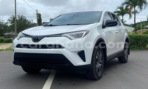 Ra Àlòkù Toyota RAV4 funfun Ọkọ̀ in Accra ni Greater Accra