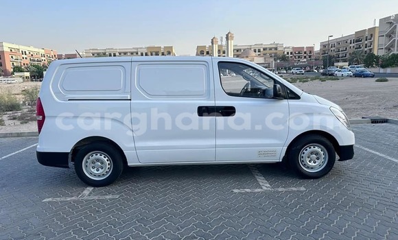 Ra Àlòkù Hyundai H1 funfun Ọkọ̀ in Accra ni Greater Accra Ra Àlòkù Hyundai H1 funfun Ọkọ̀ in Accra ni Greater Accra