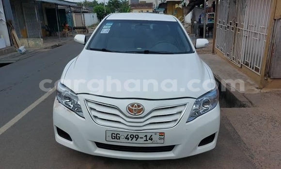 Sayi Na hannu Toyota Camry White Mota in Accra a Greater Accra