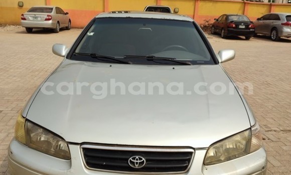 Ra Àlòkù Toyota Camry Silver Ọkọ̀ in Iwọn didun ni Oorun