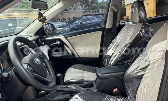 Ra Àlòkù Toyota RAV4 Red Ọkọ̀ in Iwọn didun ni Oorun Ra Àlòkù Toyota RAV4 Red Ọkọ̀ in Iwọn didun ni Oorun