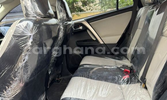 Ra Àlòkù Toyota RAV4 Red Ọkọ̀ in Iwọn didun ni Oorun Ra Àlòkù Toyota RAV4 Red Ọkọ̀ in Iwọn didun ni Oorun