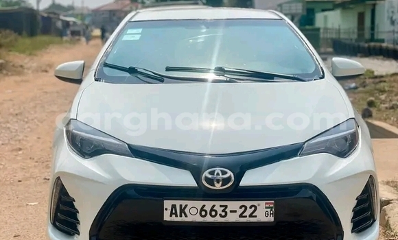 Sayi Na hannu Toyota Corolla White Mota in Accra a Greater Accra