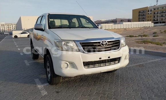 Sayi Na hannu Toyota Hilux White Mota in Accra a Greater Accra