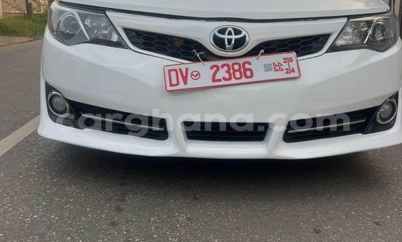 Ra Àlòkù Toyota Camry funfun Ọkọ̀ in Accra ni Greater Accra