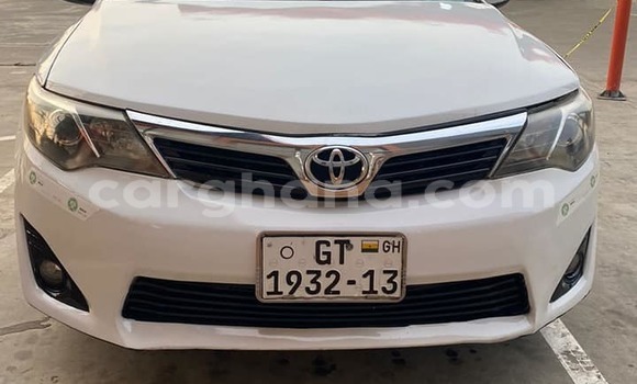 Ra Àlòkù Toyota Camry funfun Ọkọ̀ in Accra ni Greater Accra Ra Àlòkù Toyota Camry funfun Ọkọ̀ in Accra ni Greater Accra