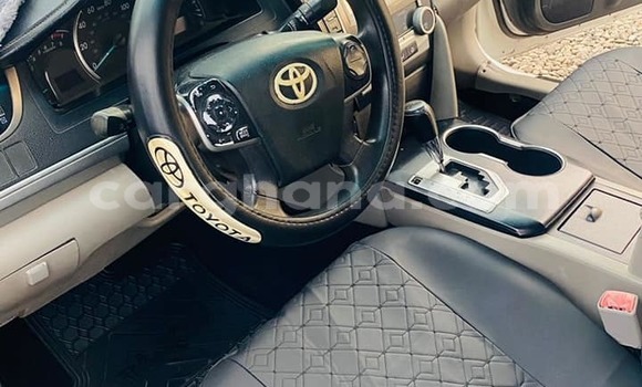 Ra Àlòkù Toyota Camry funfun Ọkọ̀ in Accra ni Greater Accra Ra Àlòkù Toyota Camry funfun Ọkọ̀ in Accra ni Greater Accra