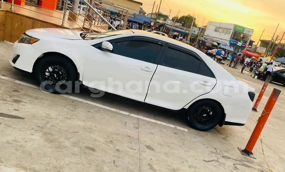 Ra Àlòkù Toyota Camry funfun Ọkọ̀ in Accra ni Greater Accra Ra Àlòkù Toyota Camry funfun Ọkọ̀ in Accra ni Greater Accra