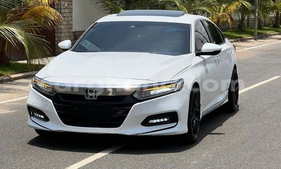 Ra Àlòkù Honda Accord funfun Ọkọ̀ in Abura ni Aarin Ra Àlòkù Honda Accord funfun Ọkọ̀ in Abura ni Aarin