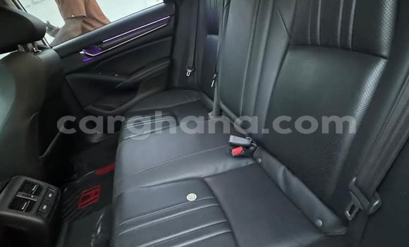 Ra Àlòkù Honda Accord funfun Ọkọ̀ in Abura ni Aarin Ra Àlòkù Honda Accord funfun Ọkọ̀ in Abura ni Aarin