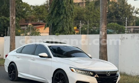 Ra Àlòkù Honda Accord funfun Ọkọ̀ in Abura ni Aarin Ra Àlòkù Honda Accord funfun Ọkọ̀ in Abura ni Aarin