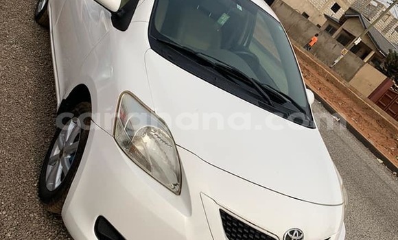 Sayi Na hannu Toyota Belta White Mota in Accra a Greater Accra