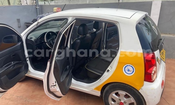 Ra Àlòkù Kia Morning funfun Ọkọ̀ in Abura ni Aarin Ra Àlòkù Kia Morning funfun Ọkọ̀ in Abura ni Aarin