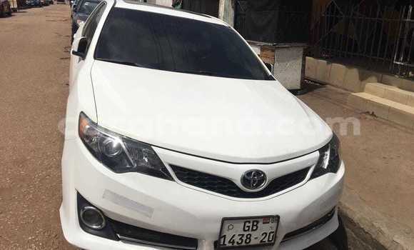 Sayi Na hannu Toyota Camry White Mota in Accra a Greater Accra
