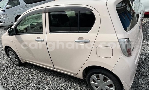 Buy Used Daihatsu Bee White Car in Accra in Greater Accra