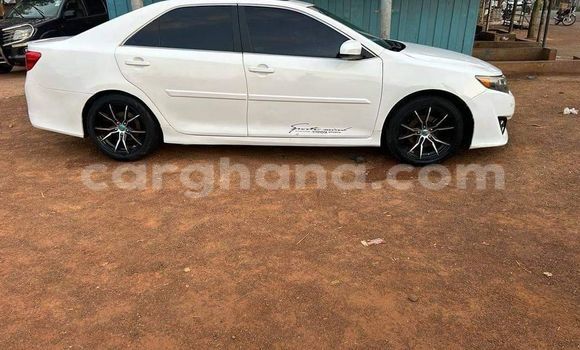 Sayi Na hannu Toyota Camry White Mota in Accra a Greater Accra Sayi Na hannu Toyota Camry White Mota in Accra a Greater Accra
