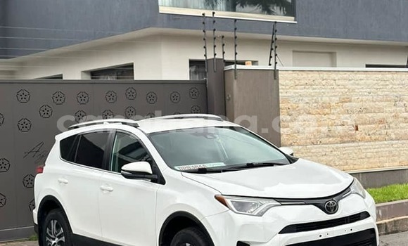 Ra Àlòkù Toyota RAV4 funfun Ọkọ̀ in Accra ni Greater Accra Ra Àlòkù Toyota RAV4 funfun Ọkọ̀ in Accra ni Greater Accra