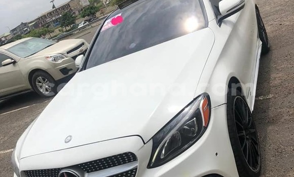 Ra Àlòkù Mercedes‒Benz C–Class funfun Ọkọ̀ in Accra ni Greater Accra
