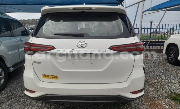 Ra Àlòkù Toyota Fortuner funfun Ọkọ̀ in Accra ni Greater Accra Ra Àlòkù Toyota Fortuner funfun Ọkọ̀ in Accra ni Greater Accra