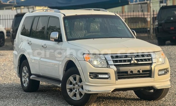 Ra Àlòkù Mitsubishi Pajero funfun Ọkọ̀ in Accra ni Greater Accra