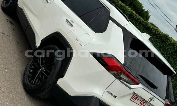 Ra Àlòkù Toyota RAV4 funfun Ọkọ̀ in Accra ni Greater Accra Ra Àlòkù Toyota RAV4 funfun Ọkọ̀ in Accra ni Greater Accra