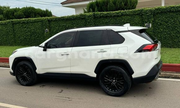Ra Àlòkù Toyota RAV4 funfun Ọkọ̀ in Accra ni Greater Accra Ra Àlòkù Toyota RAV4 funfun Ọkọ̀ in Accra ni Greater Accra