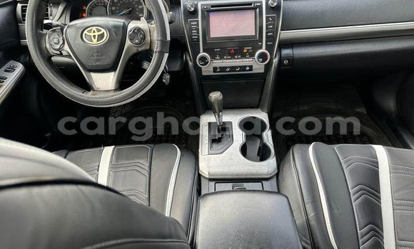 Ra Àlòkù Toyota Camry funfun Ọkọ̀ in Aburi ni Oorun Ra Àlòkù Toyota Camry funfun Ọkọ̀ in Aburi ni Oorun
