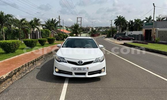 Ra Àlòkù Toyota Camry funfun Ọkọ̀ in Aburi ni Oorun Ra Àlòkù Toyota Camry funfun Ọkọ̀ in Aburi ni Oorun