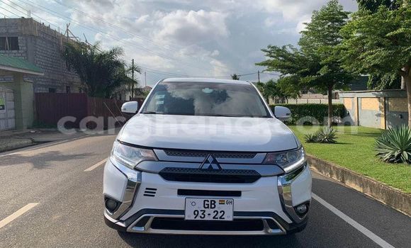 Ra Àlòkù Mitsubishi Outlander funfun Ọkọ̀ in Accra ni Greater Accra