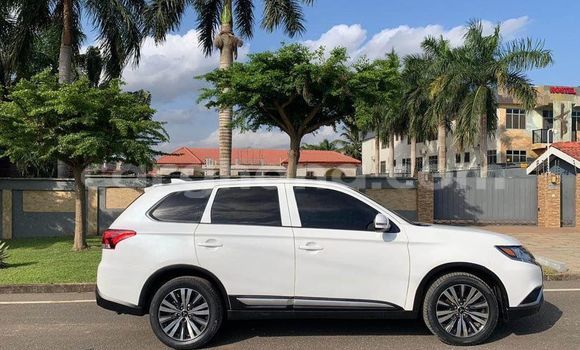 Ra Àlòkù Mitsubishi Outlander funfun Ọkọ̀ in Accra ni Greater Accra Ra Àlòkù Mitsubishi Outlander funfun Ọkọ̀ in Accra ni Greater Accra