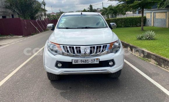 Sayi Na hannu Mitsubishi L200 White Mota in Accra a Greater Accra