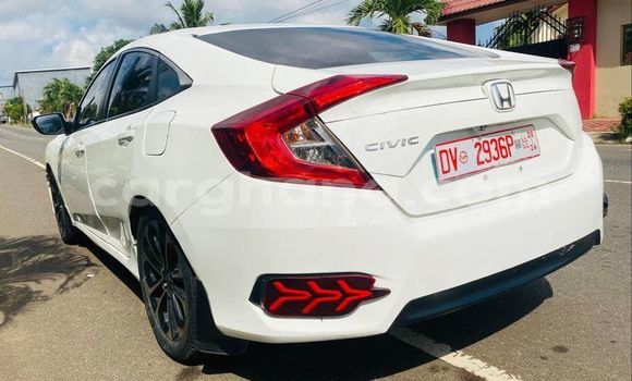 Ra Àlòkù Honda Civic funfun Ọkọ̀ in Accra ni Greater Accra Ra Àlòkù Honda Civic funfun Ọkọ̀ in Accra ni Greater Accra