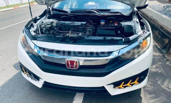 Ra Àlòkù Honda Civic funfun Ọkọ̀ in Accra ni Greater Accra Ra Àlòkù Honda Civic funfun Ọkọ̀ in Accra ni Greater Accra